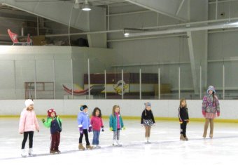 Learn to Skate participants practice for the SFSC Holiday performance!